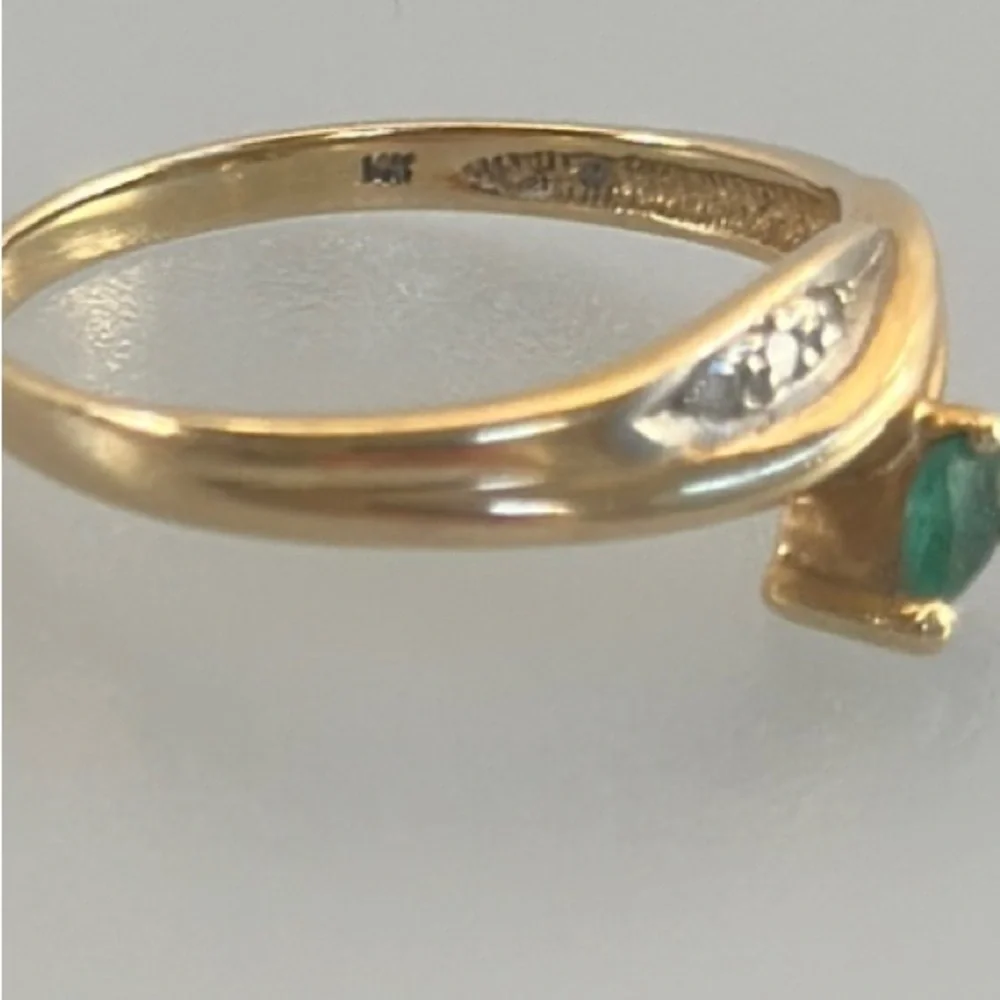 14k real solid gold real  emerald real Diamonds ring